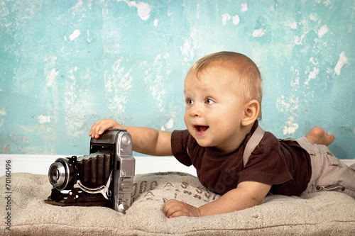 Baby mit Retro-Kamera photo