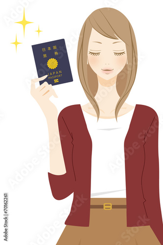 パスポートを持った笑顔の女性