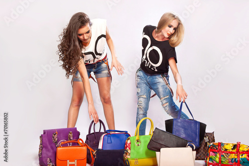 Две модные девушки с сумками