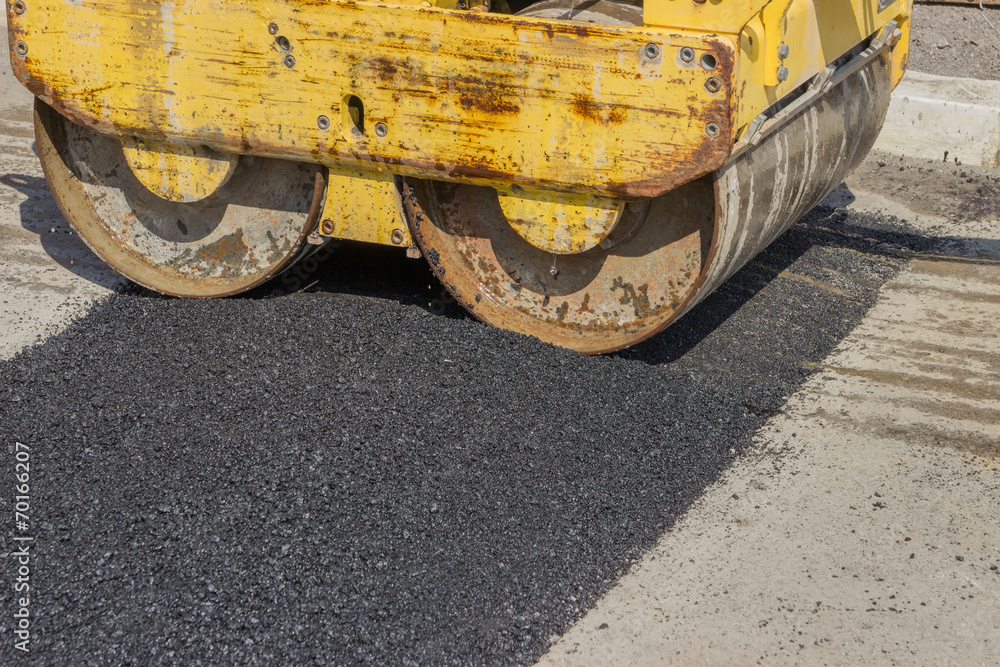 Naklejka premium Installing asphalt speed bumps to slow down speeding drivers 2