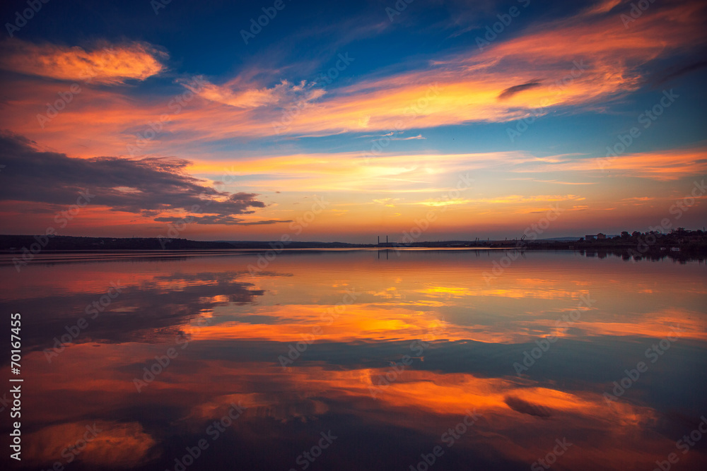 Fototapeta premium Beautiful cloudscape over the lake, sunset shot