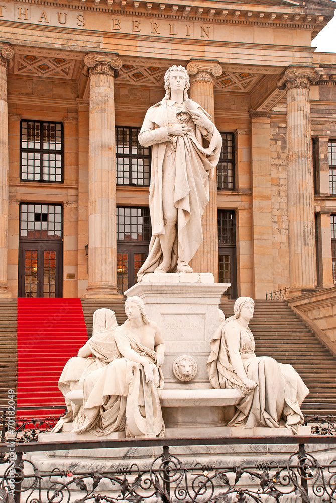 Obraz premium Das Schillerdenkmal auf dem Berliner Gendarmenmarkt