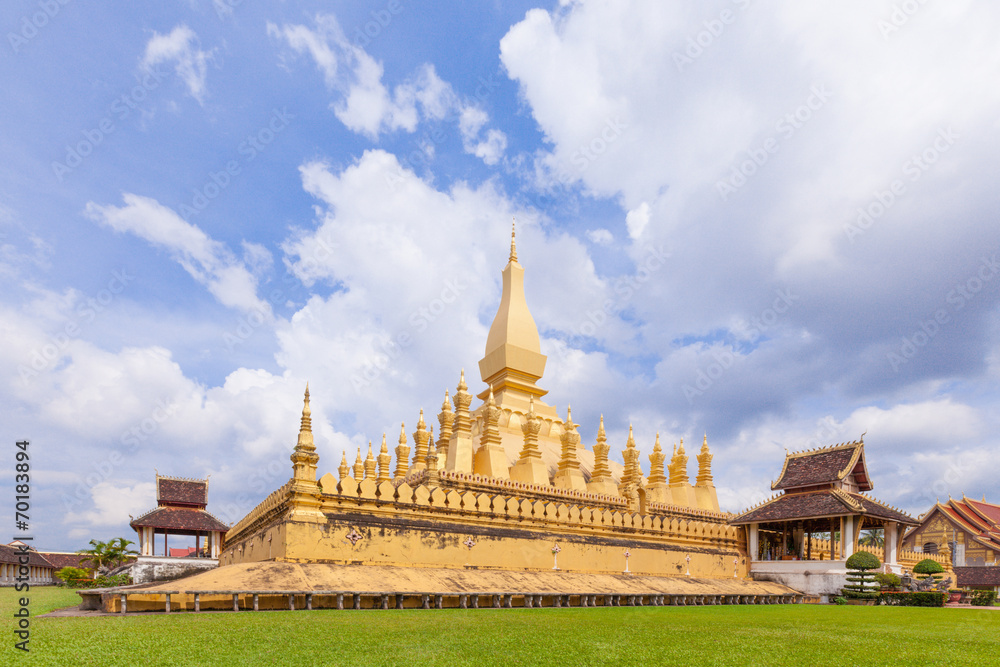 Obraz premium Golden pagoda wat Phra That Luang in Vientiane