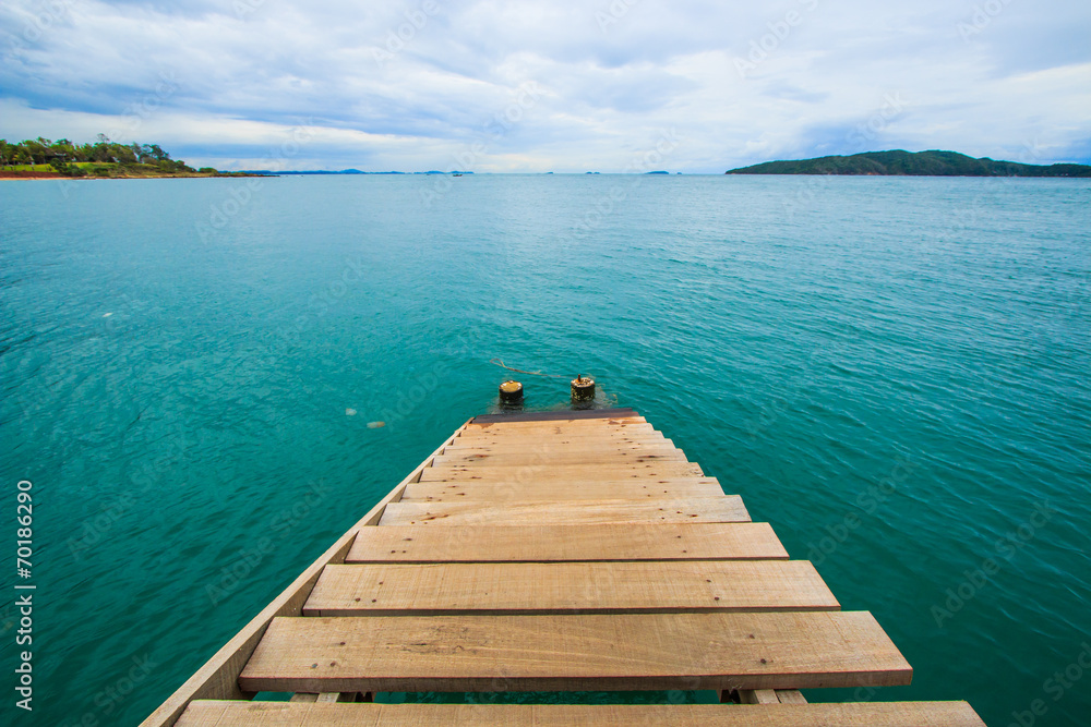 Fototapeta premium Wooden bridge into the sea