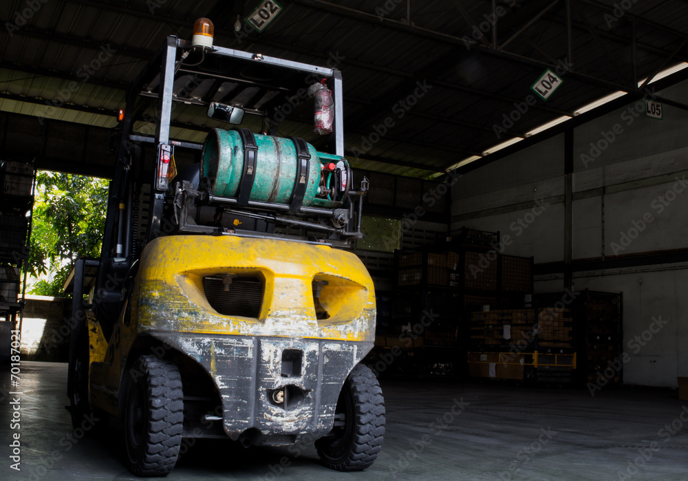 Gas forklift is installed