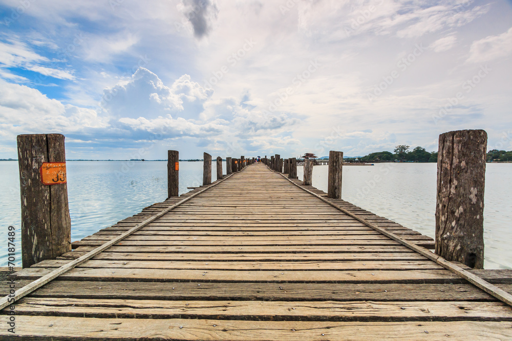 Fototapeta premium U bein bridge at Taungthaman lake in Amarapura, Myanmar
