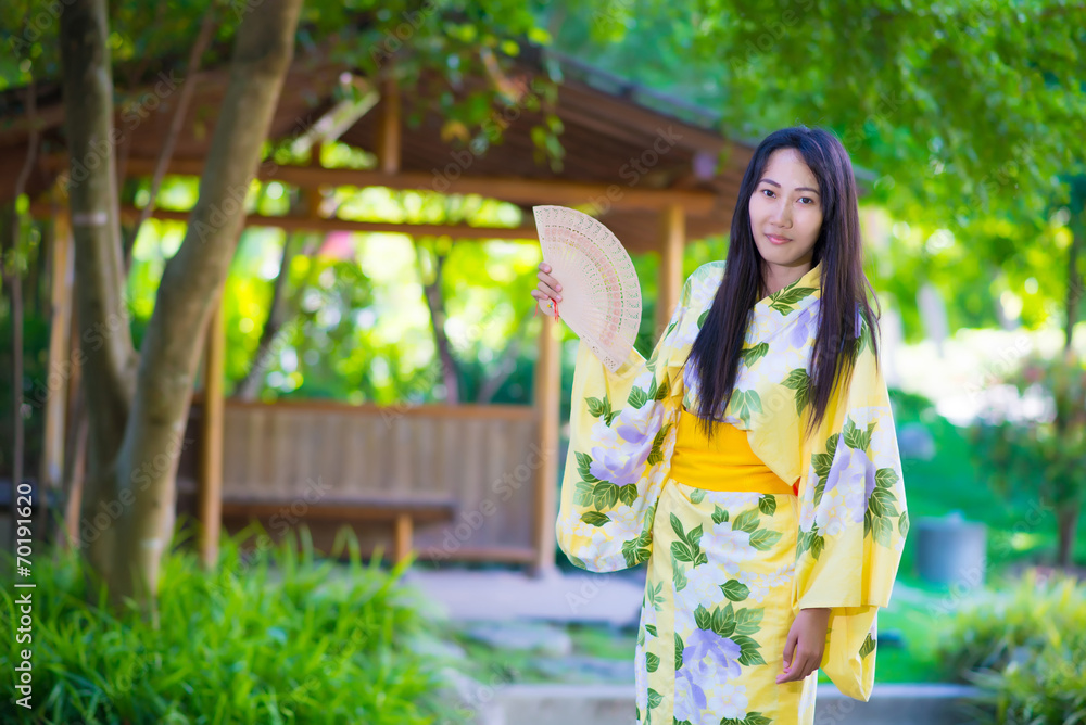 Naklejka premium Beautiful young woman wearing japanese traditional Yukata