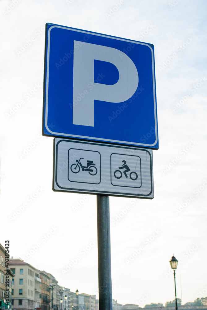 Foto Stock Segnaletica, cartello stradale parcheggio moto e motorini |  Adobe Stock