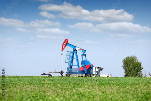 Obraz na płótnie oil pump jack on field