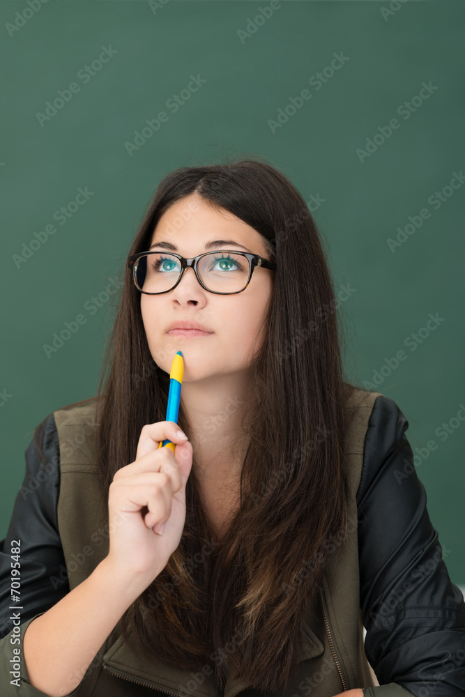 schülerin schaut ernst nach oben schülerin schaut ernst nach oben