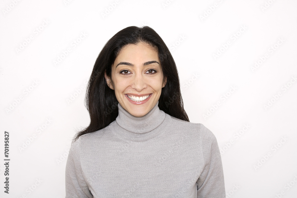 Portrait einer dunkelhaarigen Frau, lächelnd Portrait einer dunkelhaarigen Frau, lächelnd