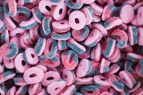 Obraz na płótnie Pink purple jelly candies in the form of rings on the counter w salonie