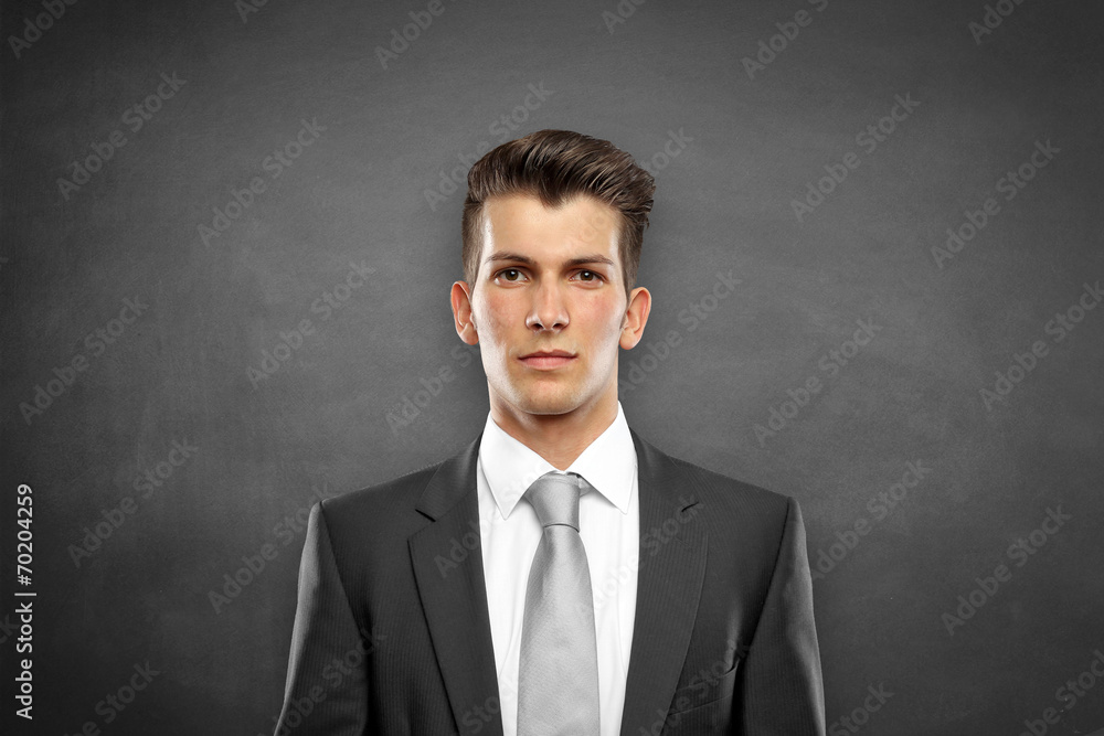 Businessmann vor Grauer Wand Businessmann vor Grauer Wand