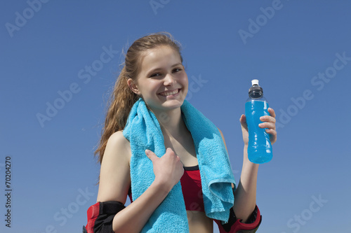  Teenager-Mädchen mit Wasserflasche , Portrait