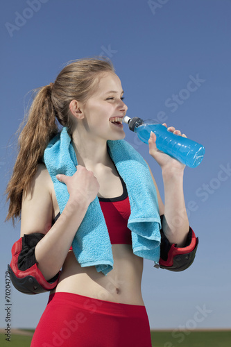  Teenager-Mädchen Trinkwasser aus der Flasche