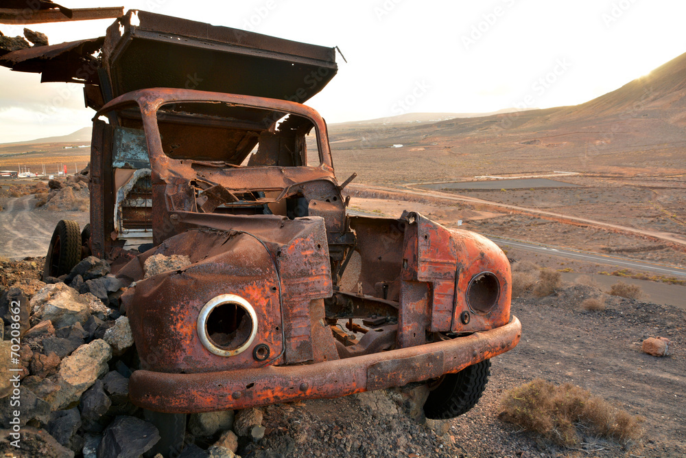 coche abandonado en el desierto