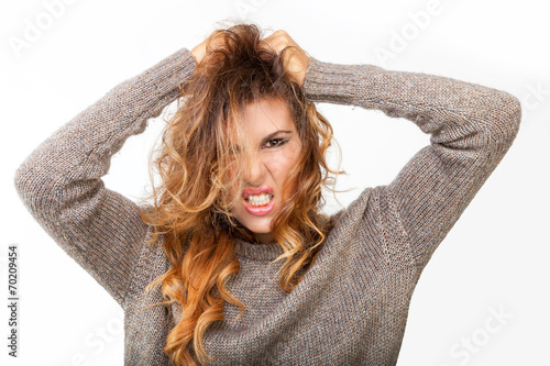Giovane ragazza arrabbiata si strappa i capelli photo
