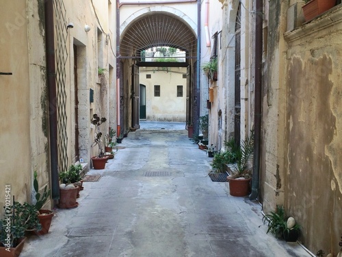 Gasse in Sizilienmit alten Fassaden © Jeanette Dietl