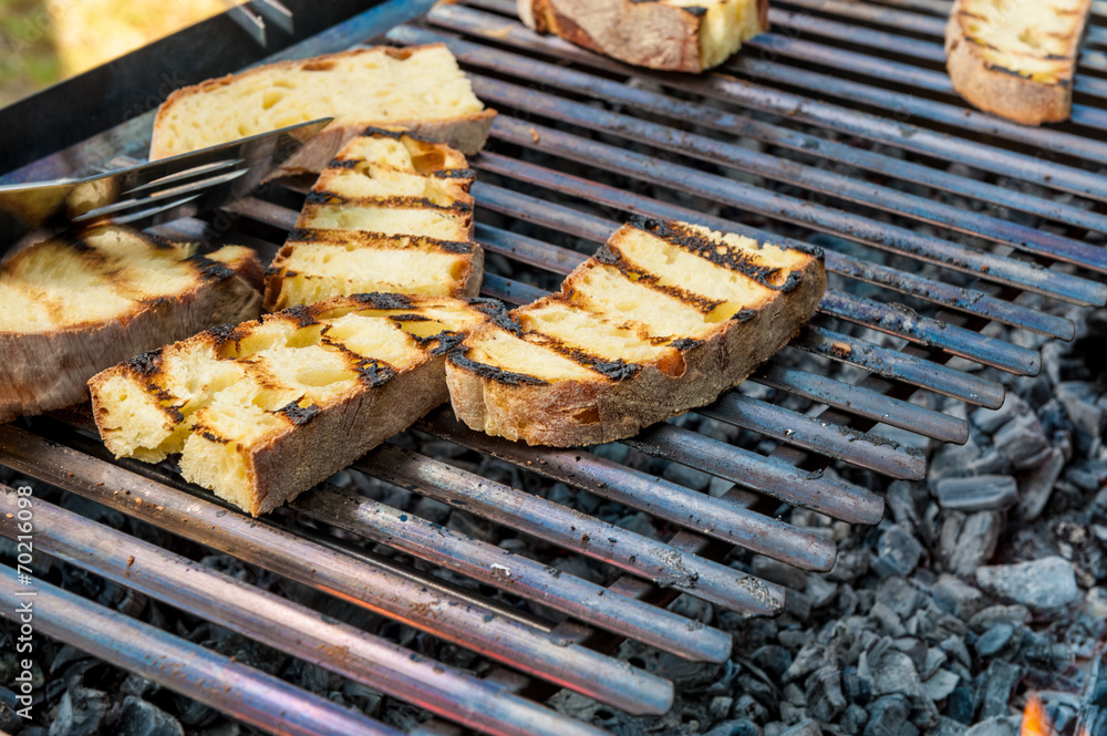 Fette di pane sul barbecue per la bruschetta Fette di pane sul barbecue per la bruschetta