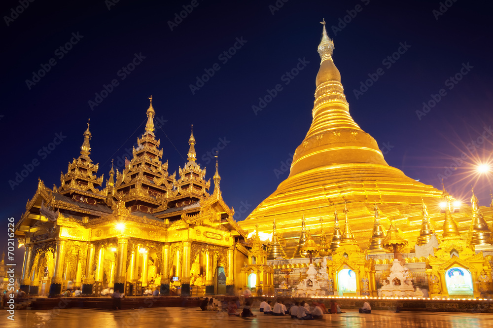 Fototapeta premium Shwedagon Pagoda in Yangon, Myanmar (Burma)