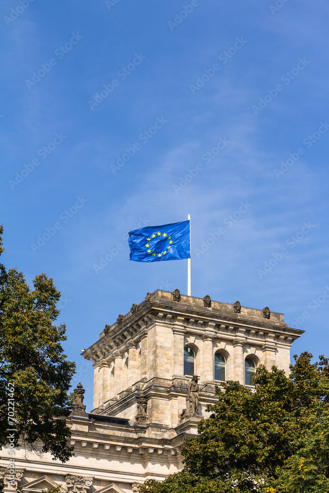Naklejka premium Europa-Fahne auf dem Reichstag in Berlin