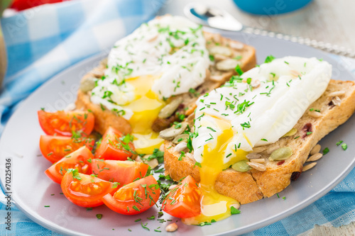 Obraz na plátně Sandwich with poached egg and cherry tomatoes