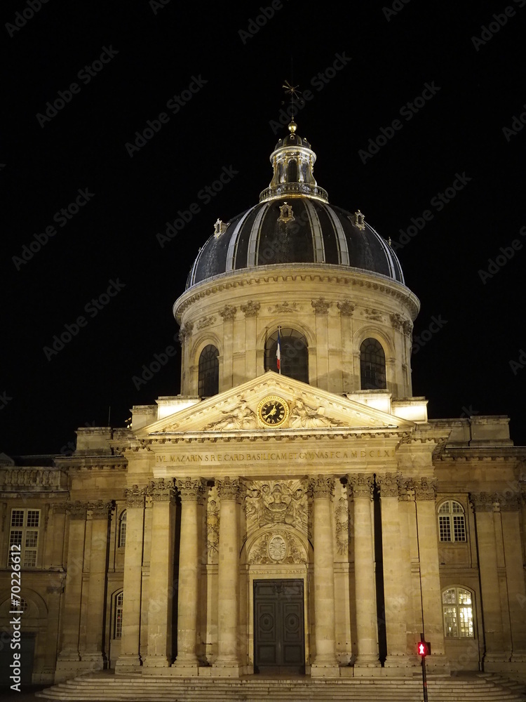 Obraz premium Paseo nocturno por París
