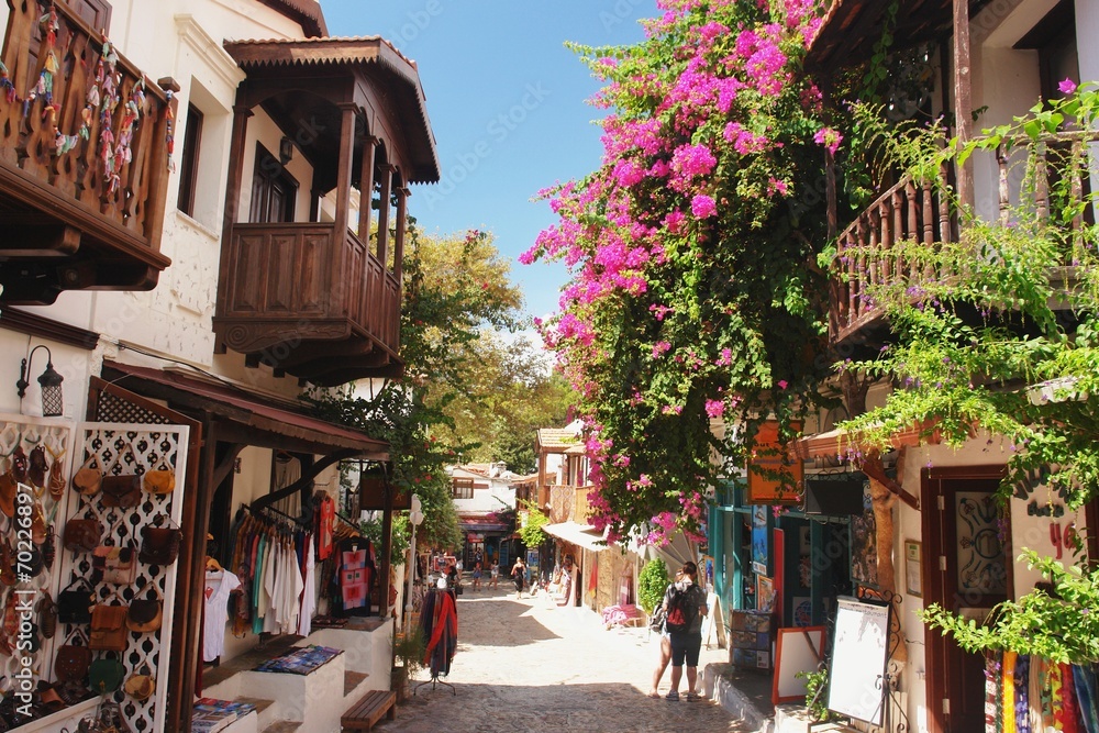 Obraz premium Ulica w Kaş z tradycyjnymi domami, Turcja