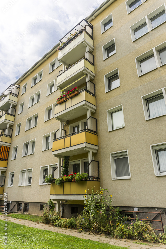 Naklejka premium Sanierter Plattenbau 05562