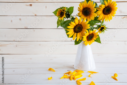 Fototapeta Naklejka Na Ścianę i Meble -  Sunflowers in a vase on a rustic, gray background