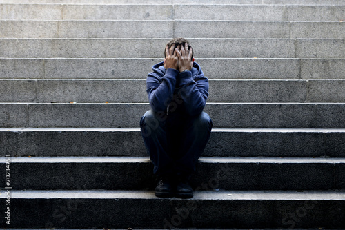 Fotografie, Obraz Mladý bezdomovec smutný pláč v depresi na zemi ulici