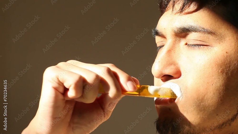 歯を磨く男性1 歯を磨く男性1