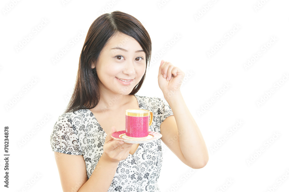 コーヒーを飲む笑顔の女性 コーヒーを飲む笑顔の女性