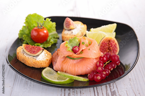 appetizer, smoked salmon with berry
