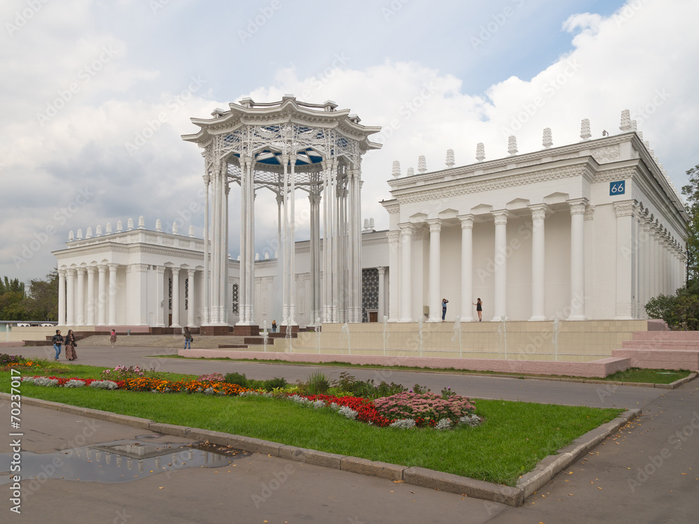 Obraz premium Palace from the colonnade and people walk