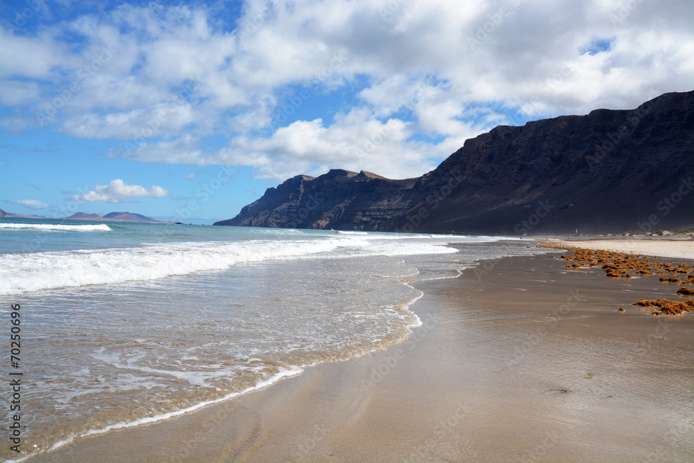 panoramica de la playa de famara en la isla de lanzarote