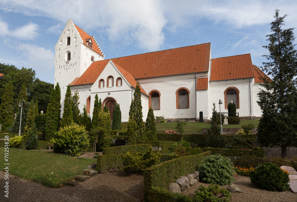 Kirchhof mit Kirche Kirchhof mit Kirche