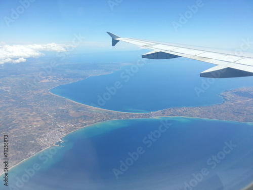 Blick aus dem Flugzeug aufs t  rkisfarbene Meer