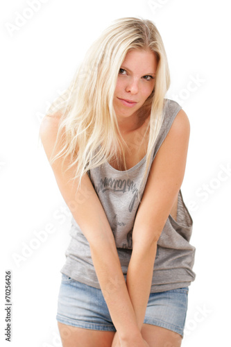 junge blonde Frau in Jeansshorts