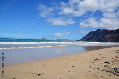 panoramica de la playa de famara en la isla de lanzarote