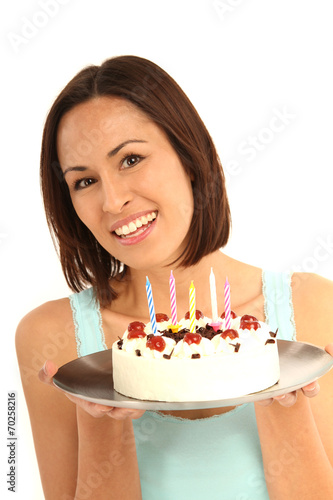 Frau mit Geburtstagstorte