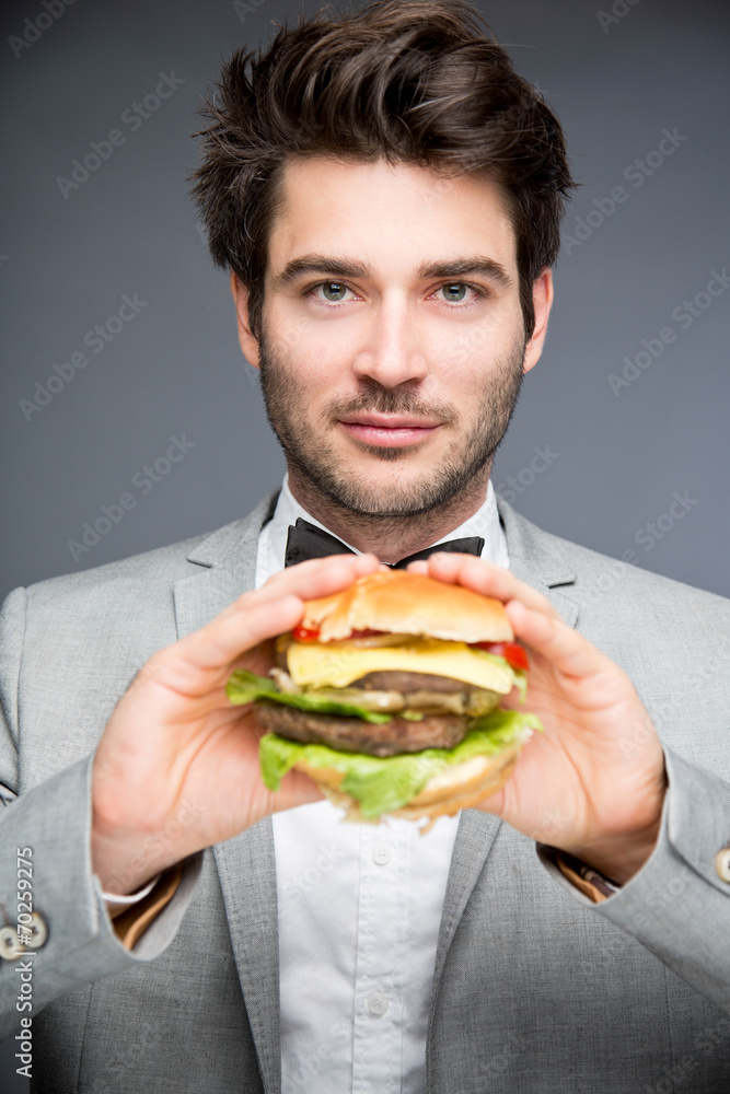 Mann mit Burger