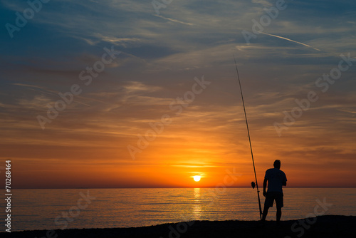pescatore al tramonto sul mare
