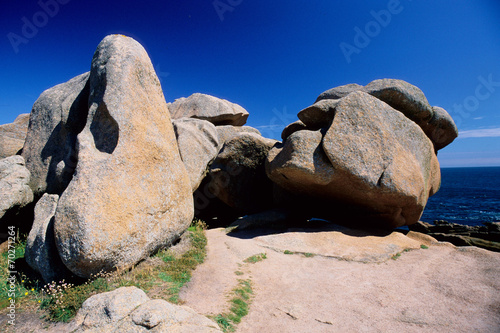 monoliti di granito rosa scogliere brettoni francia photo