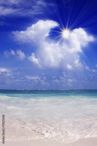 Fototapeta Naklejka Na Ścianę i Meble -  Caribbean beach and sun shining.
