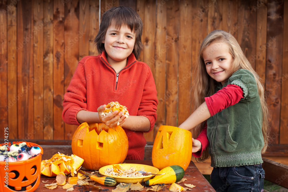 Fototapeta premium Kids carving their pumpkin jack-o-lanterns