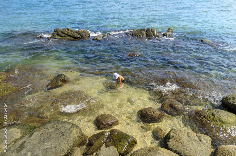 Obraz premium Beautiful kid playing as explorer