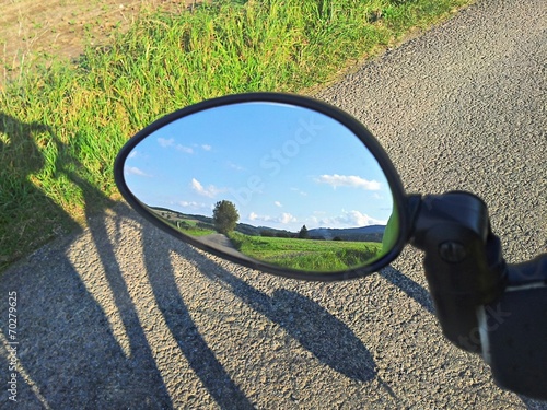 Landschaft im Fahrrad Rückspiegel