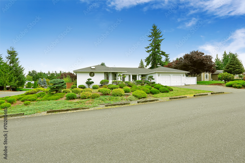 Fototapeta premium House with beautiful front yard landscape