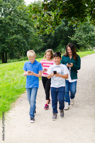 kinder sind mit dem handy beschäftigt